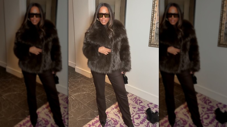 Une femme dans un manteau marron en fausse fourrure