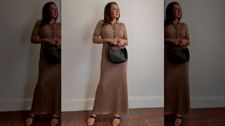 Une femme vêtue d'une longue robe côtelée