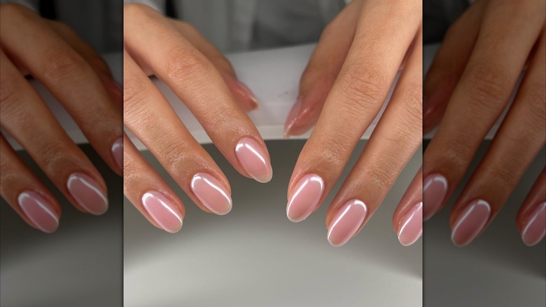 Ongles rose pâle avec une finition chromée métallisée