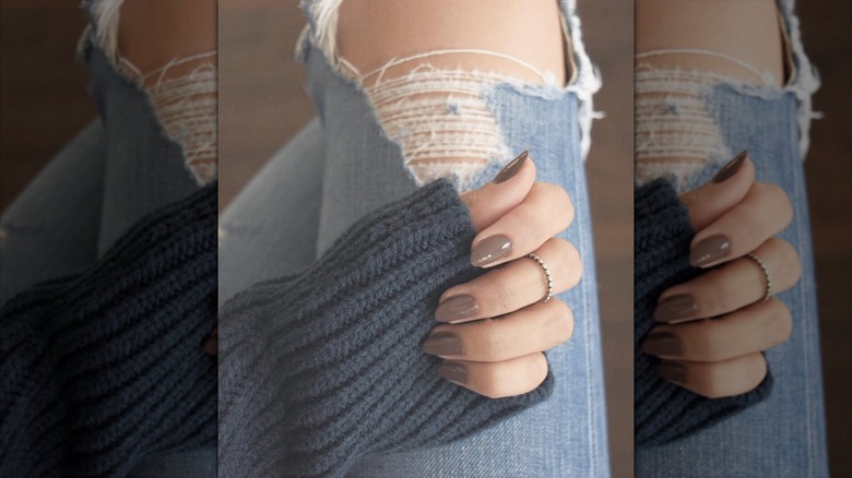 Une main aux ongles gris et doux