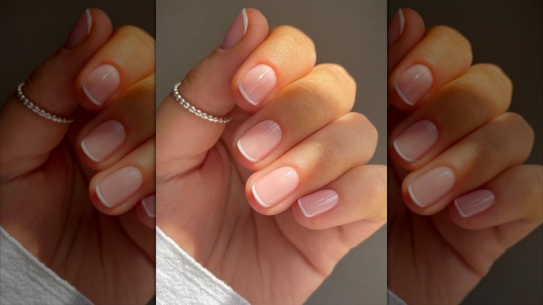 Une main avec une micro French manucure