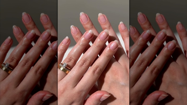 Mains aux ongles nus et brillants