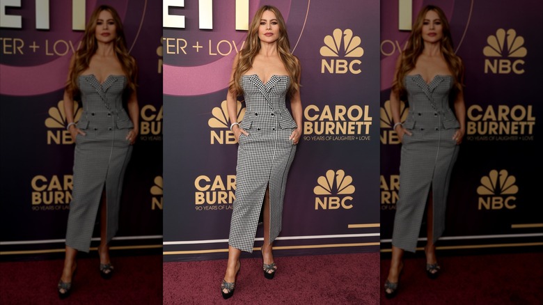 Sofía Vergara posant lors d'un événement NBC dans une robe d'inspiration blazer avec un décolleté bustier et une jupe fendue
