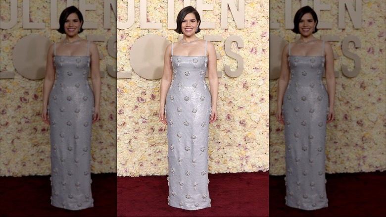 America Ferrera posant aux Golden Globes 2024 dans une robe longue argentée décorée de paillettes et de perles