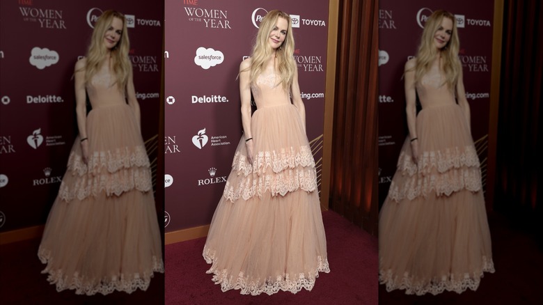 Nicole Kidman souriant au gala Time Women of the Year tout en portant une robe rose clair ornée de dentelle