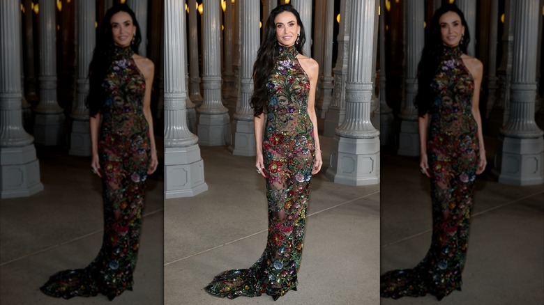 Demi Moore portant une robe transparente près du corps ornée de fleurs au gala LACMA Art+Film