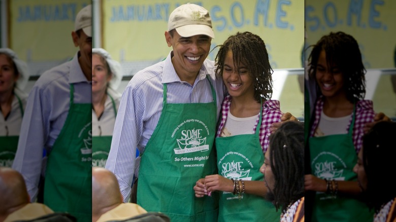 Malia Obama, coiffée dans une coiffure torsadée, souriante avec son père lors d'un événement bénévole