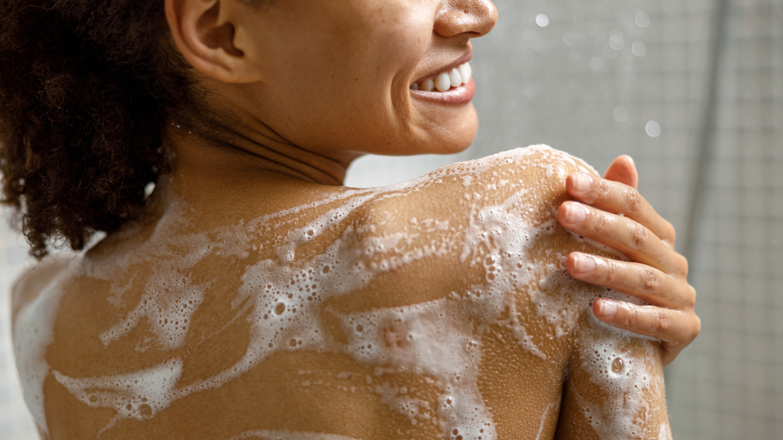 Pourquoi vous voudrez peut-être ajuster votre routine de douche si vous avez plus de 40 ans (et comment le faire)