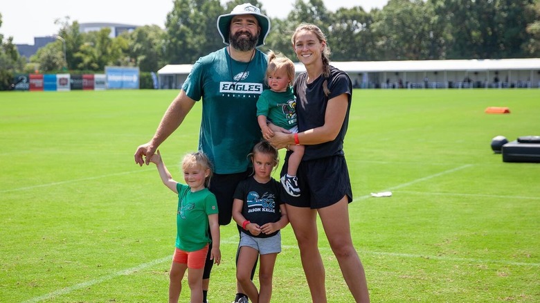 La famille Kelce dans un champ