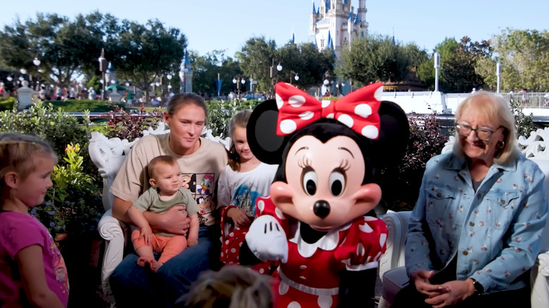 Kylie et Donna Kelce avec des enfants et Minnie Mouse