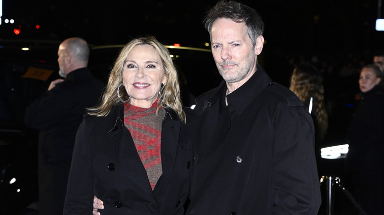 Kim Cattrall et Russell Thomas assistent au défilé Burberry lors de la Fashion Week de Londres, en février 2025.