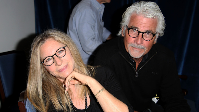 James Brolin et Barbra Streisand assistent à la soirée des Oscars Vanity Fair 2019 organisée par Radhika Jones au Wallis Annenberg Center for the Performing Arts le 24 février 2019 à Beverly Hills