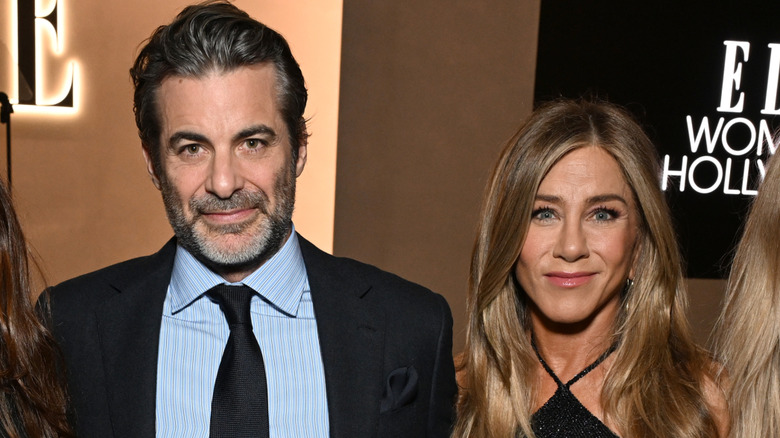 Jim Curtis et Jennifer Aniston assistent à la célébration Women in Hollywood 2025 d'ELLE en novembre 2025 à Los Angeles