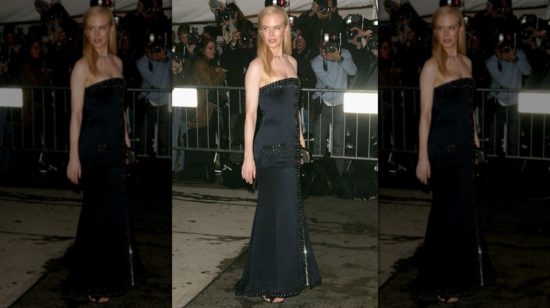 Nicole Kidman au Met Gala dans une robe bustier bleu marine avec des détails noirs