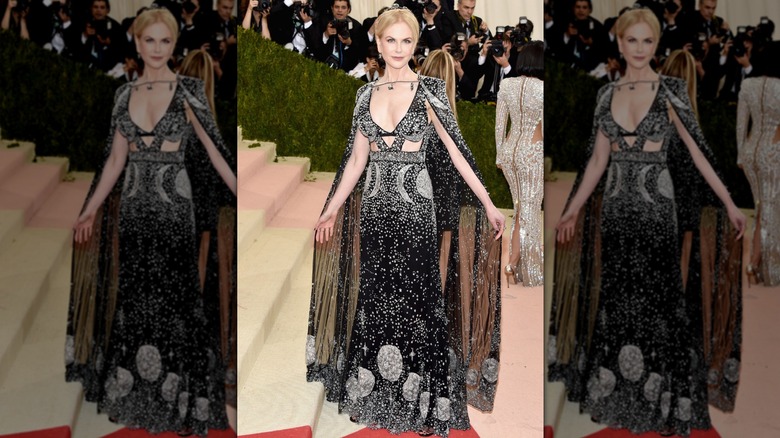 Nicole Kidman au Met Gala dans une robe noire avec des détails argentés et une cape transparente