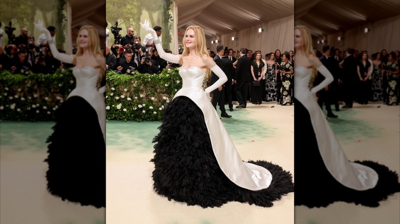 Nicole Kidman au Met Gala dans une robe noire et blanche avec une jupe cloche ample