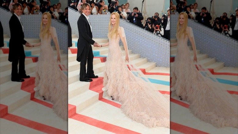 Nicole Kidman sur les marches du Met Gala dans une robe rose pâle avec une traîne en cascade