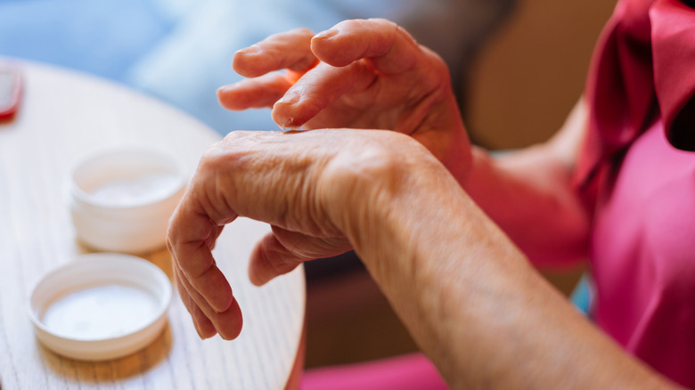 Personne appliquant de la crème pour les mains