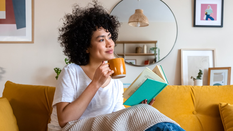 Femme lisant un livre et se relaxant