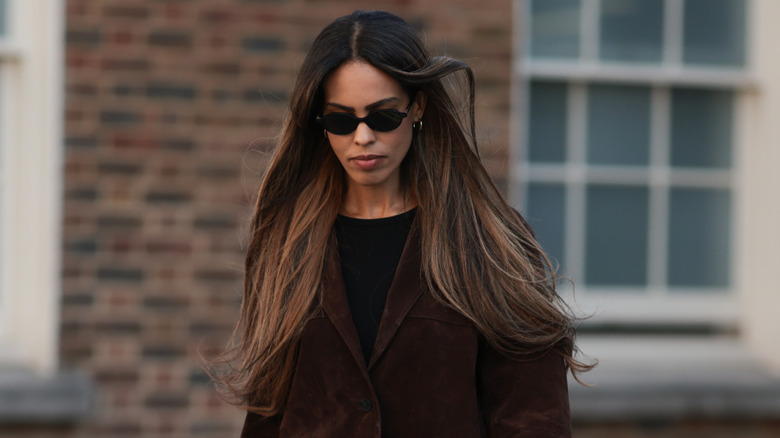 Femme aux cheveux bruns ondulés