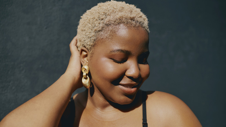 Femme aux cheveux blonds courts