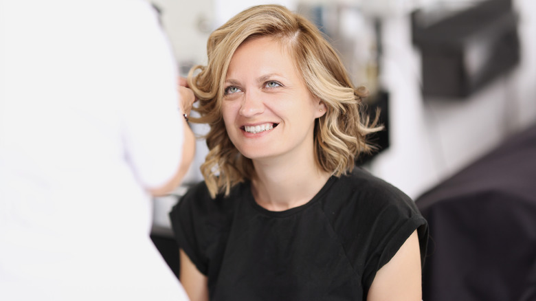 Femme aux reflets blonds