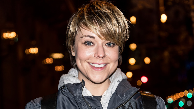 Tina Majorino souriant alors qu'elle est photographiée en train de quitter un 