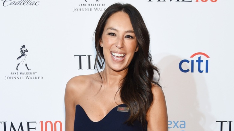 Joanna Gaines souriante sur le tapis rouge
