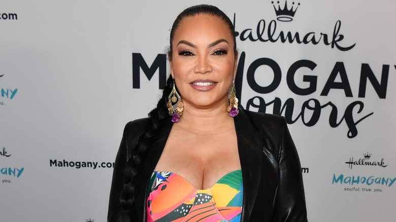 Egypt Sherrod posant sur le tapis rouge