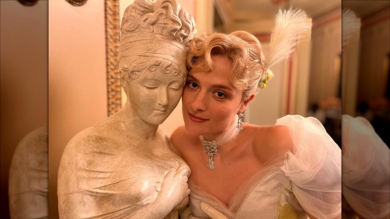 Louisa Jacobson posant en elle 