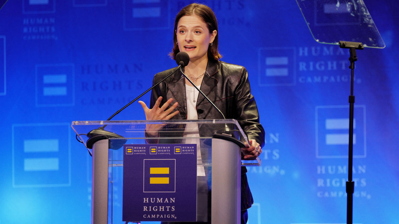 Louisa Jacobson s'exprimant lors du dîner de la Human Rights Campaign 2025 Greater New York tout en portant une veste en cuir et une coupe mi-longue