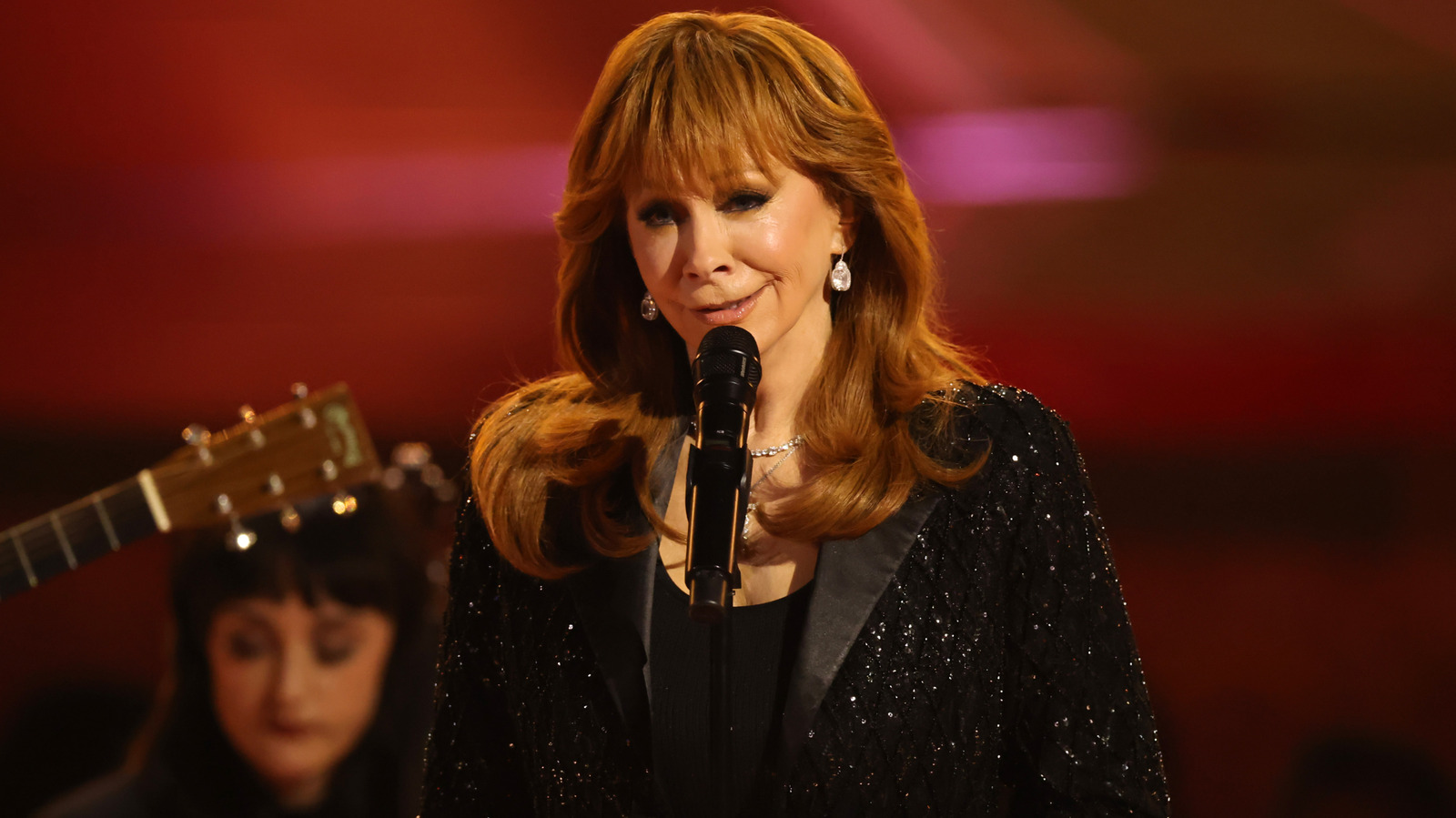 La mise au point du visage de Reba McEntire était indéniable aux Grammy Awards 2026
