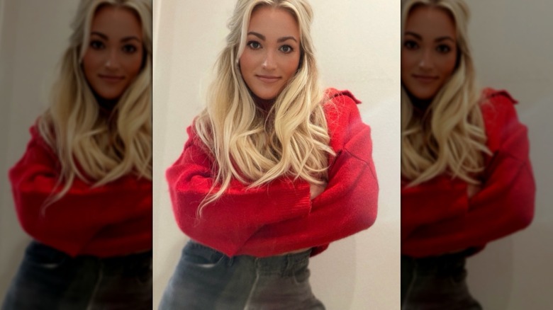 Jamie Lynn Spears posant les bras croisés en décembre 2025