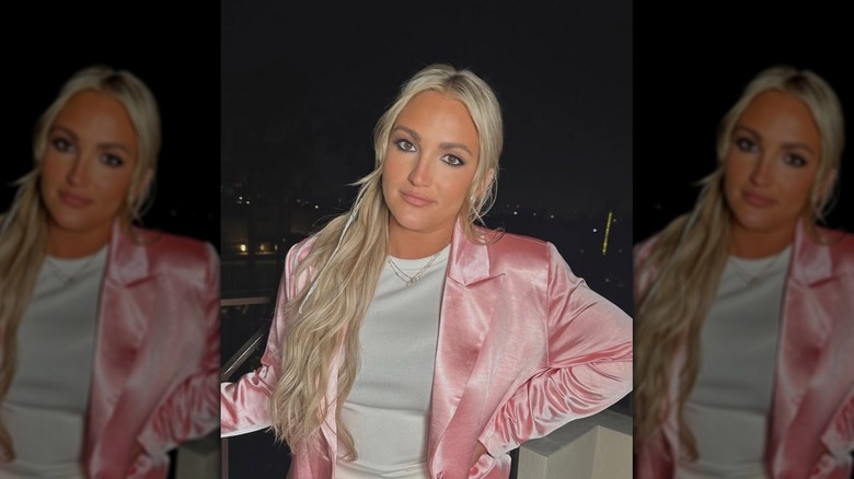 Jamie Lynn Spears en blazer en satin rose et t-shirt blanc