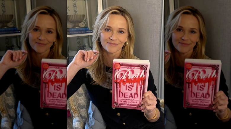 Reese Witherspoon tenant un exemplaire du livre 