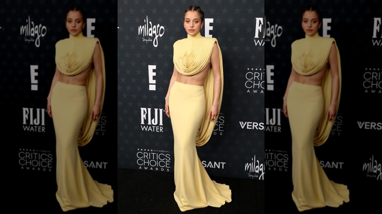 Chase Infiniti portant une jupe longue jusqu'au sol et un haut court assorti avec un col roulé et un motif circulaire