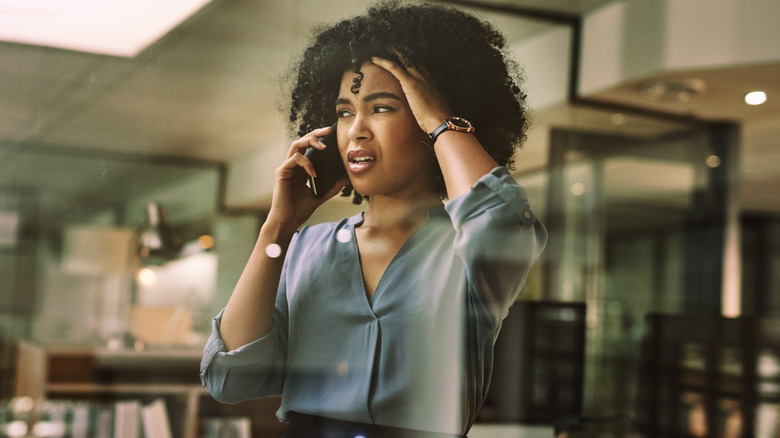 Femme au téléphone qui a l'air stressée