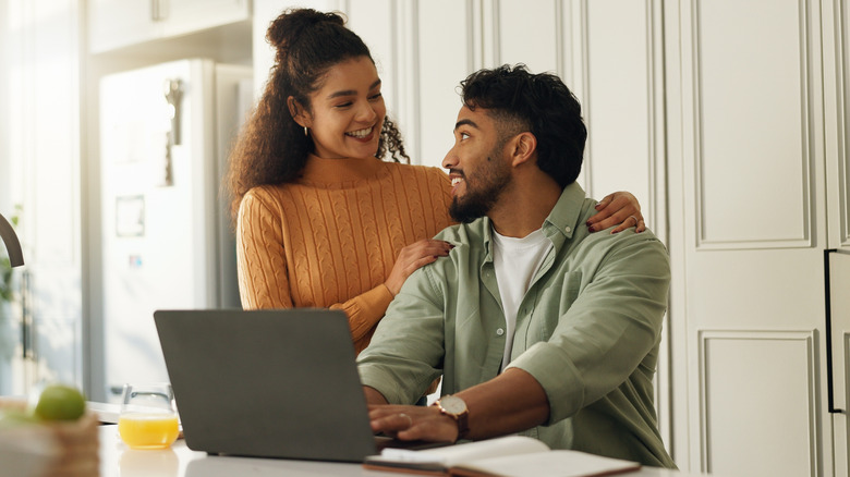 Un jeune couple souriant