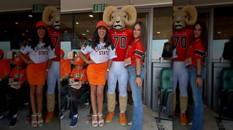 Lauren Boebert et Raven Finegan lors d'un match de sport avec la mascotte bélier de l'Université d'État du Colorado