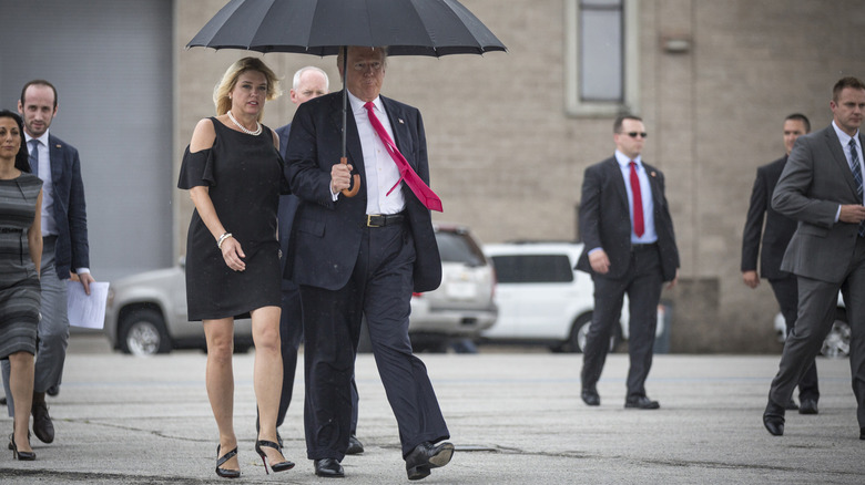 Donald Trump et Pam Bondi marchant