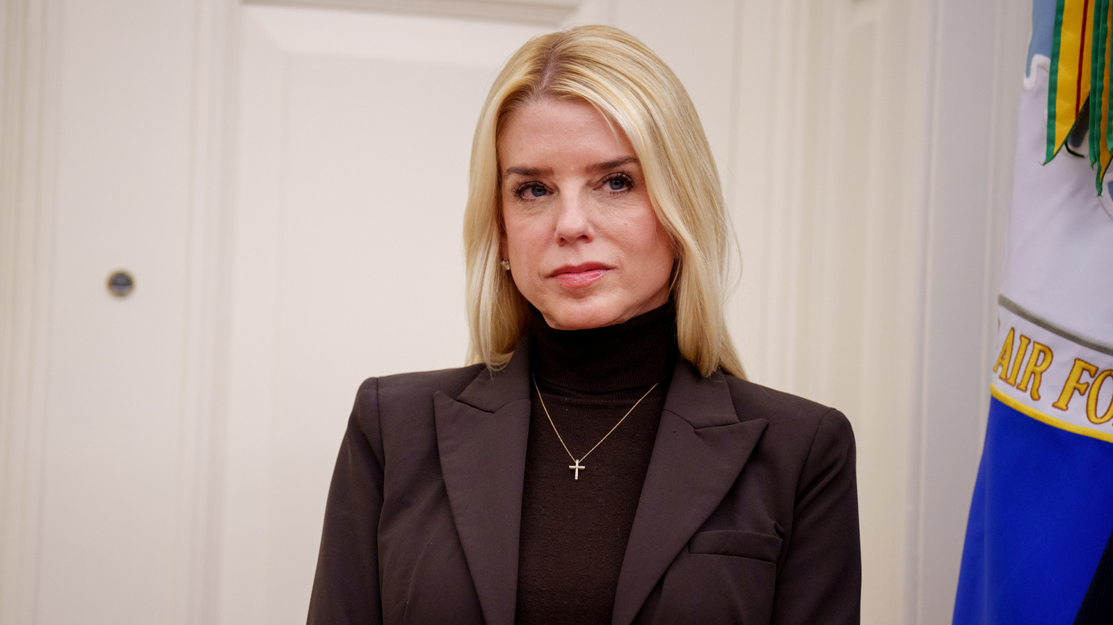 Pam Bondi ne dédaignera jamais sa robe d'invité de mariage inappropriée