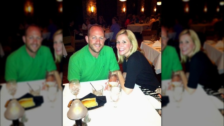 Dave et Jenny Marrs posant ensemble à une table de restaurant