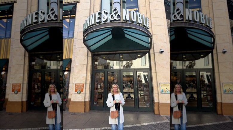Jenny Marrs posant avec l'un de ses livres publiés devant 