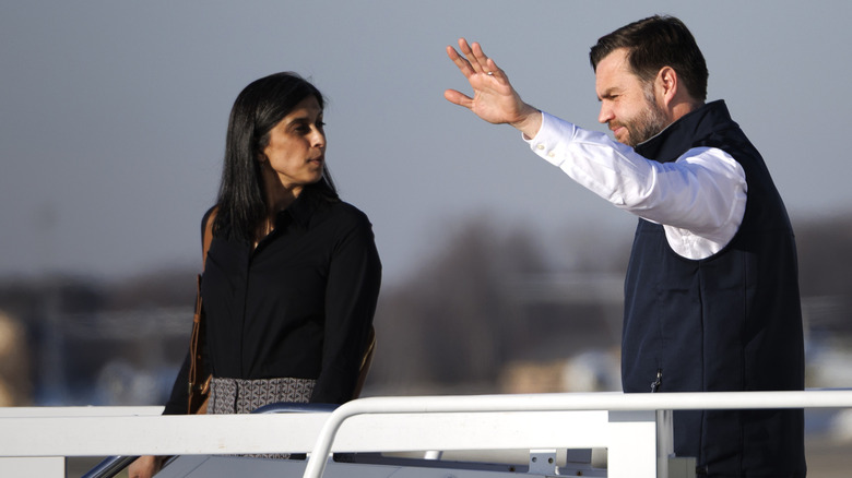JD Vance saluant avec Usha Vance