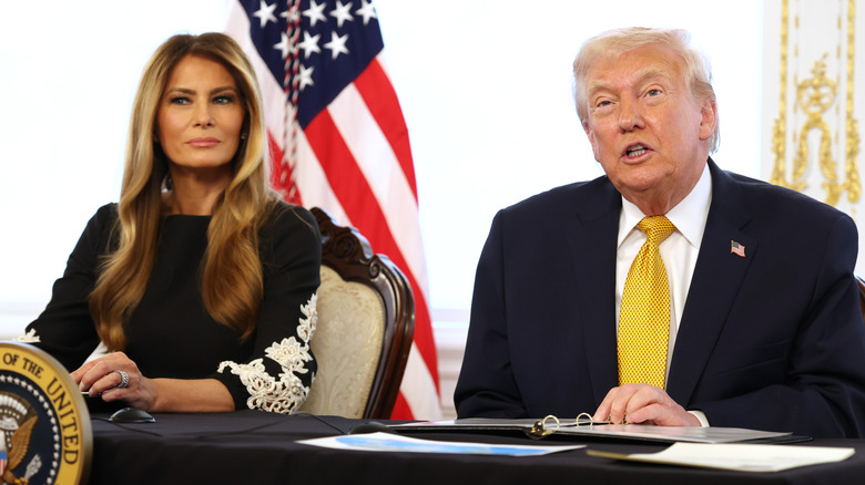 La Première Dame Melania Trump assise à côté du président Donald Trump