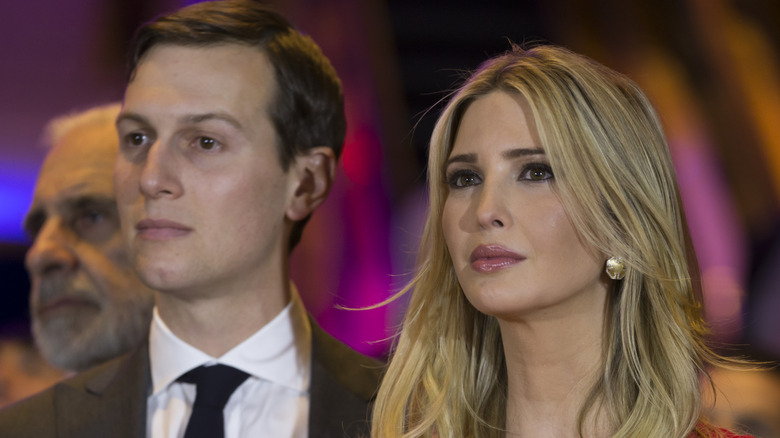 Ivanka Trump debout avec Jared Kushner derrière elle