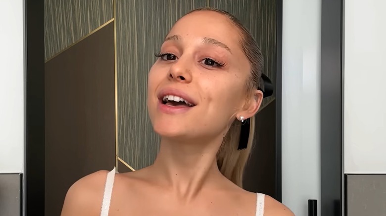 Ariana Grande dans une vidéo tutoriel maquillage sans maquillage