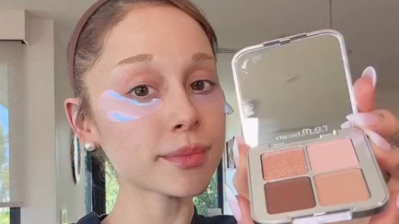 Ariana Grande sans maquillage et avec des patchs sous les yeux