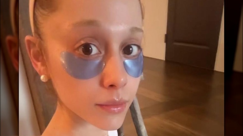 Ariana Grande sans maquillage et avec des taches bleues sous les yeux