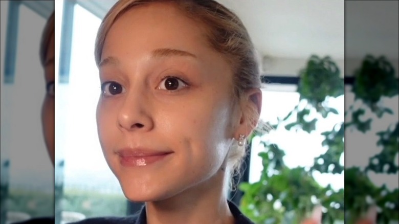 Ariana Grande posant sans maquillage
